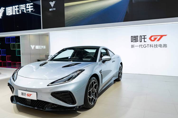 重庆199哪吒汽车在智能汽车领域的表现，领途汽车在新能源汽车市场中的影响力